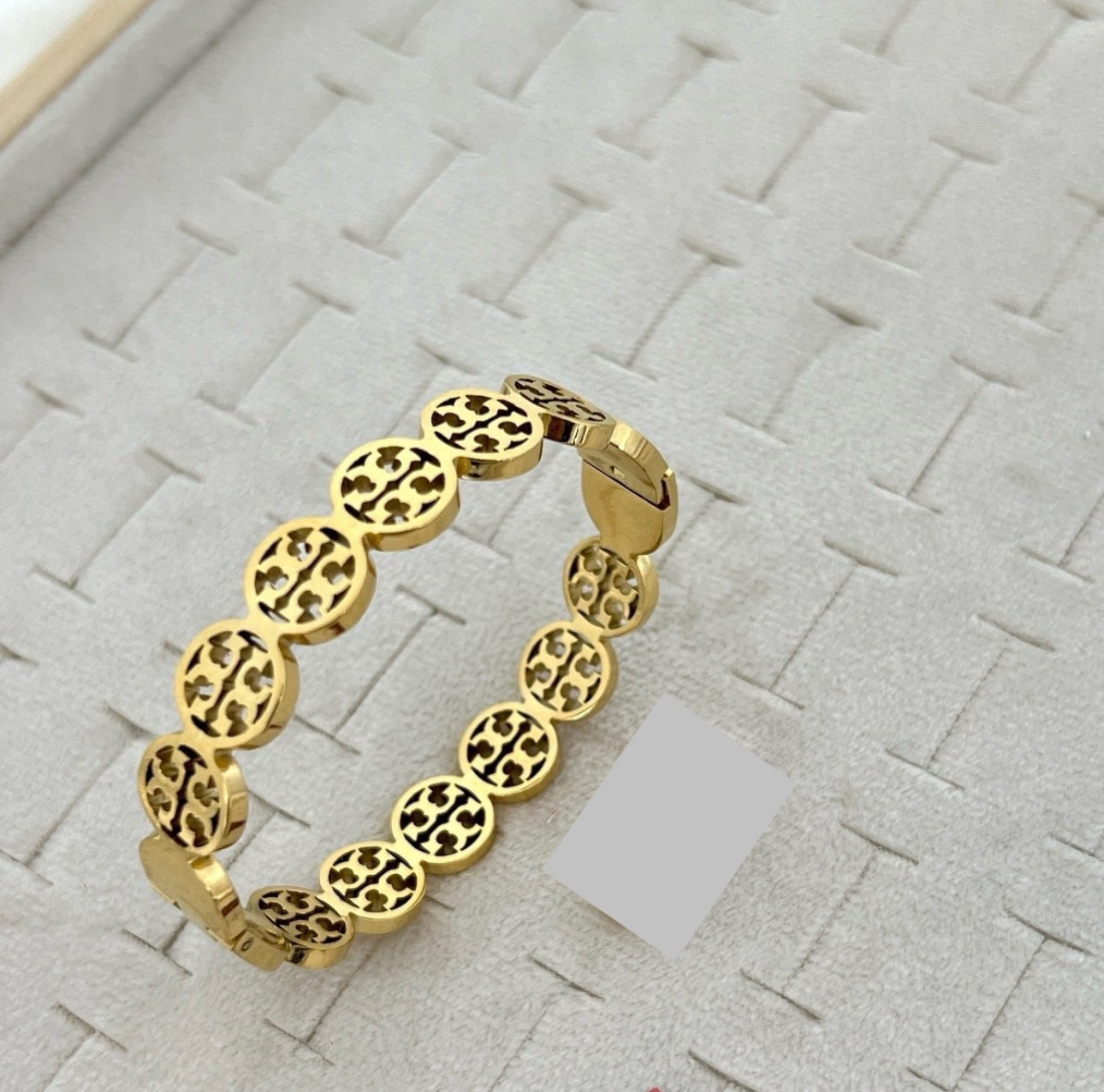 Hollow bangle